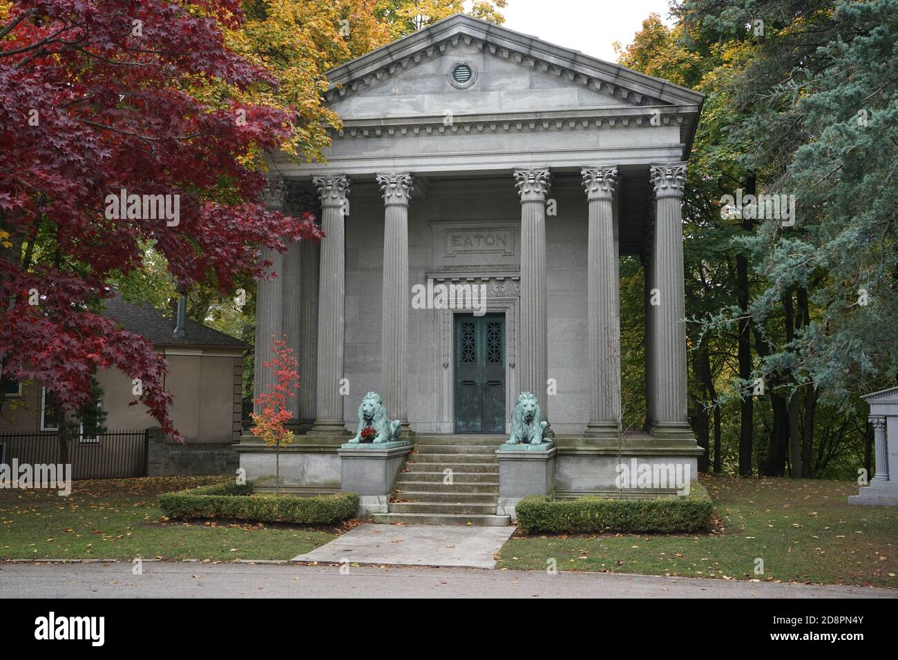 Mount Pleasant Cemetery, Toronto, Kanada, Bäume im Herbstlaub Stockfoto