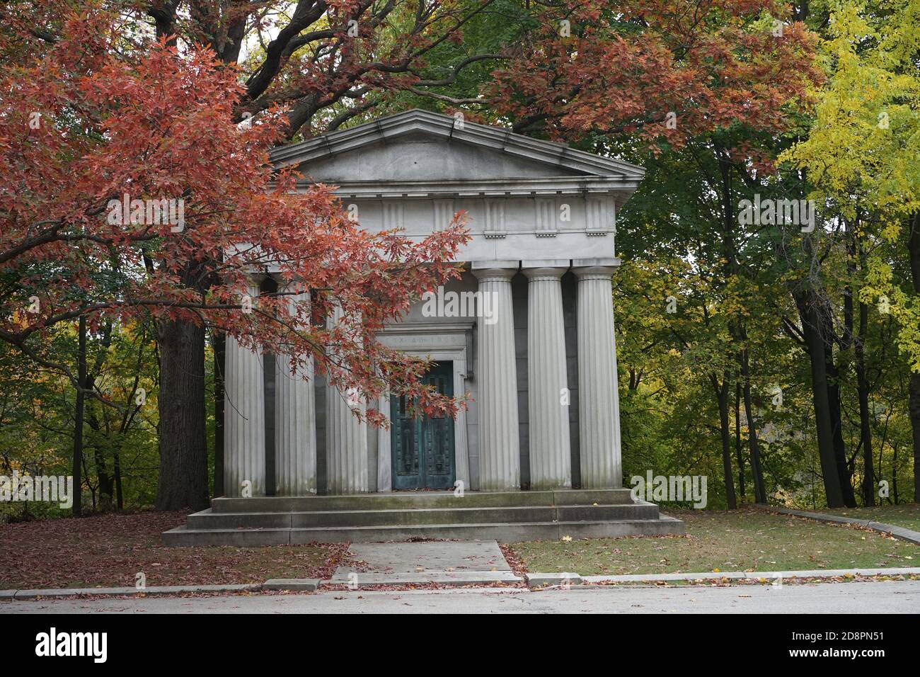 Mount Pleasant Cemetery, Toronto, Kanada, Bäume im Herbstlaub Stockfoto