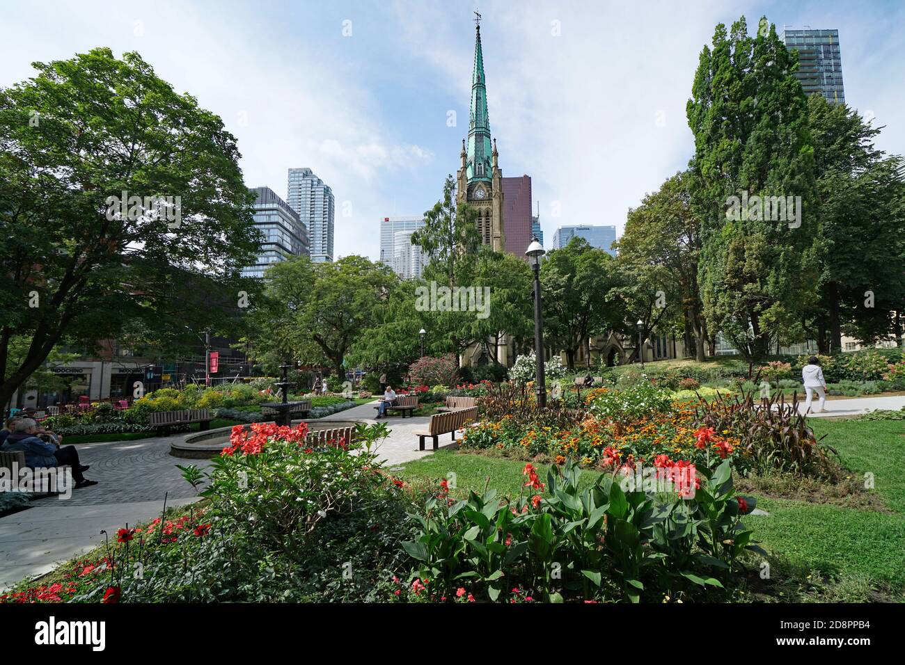 Toronto, Kanada - 6. September 2020: St. James Park, ein Blumengarten in der Nähe des Finanzviertels der Innenstadt. Stockfoto