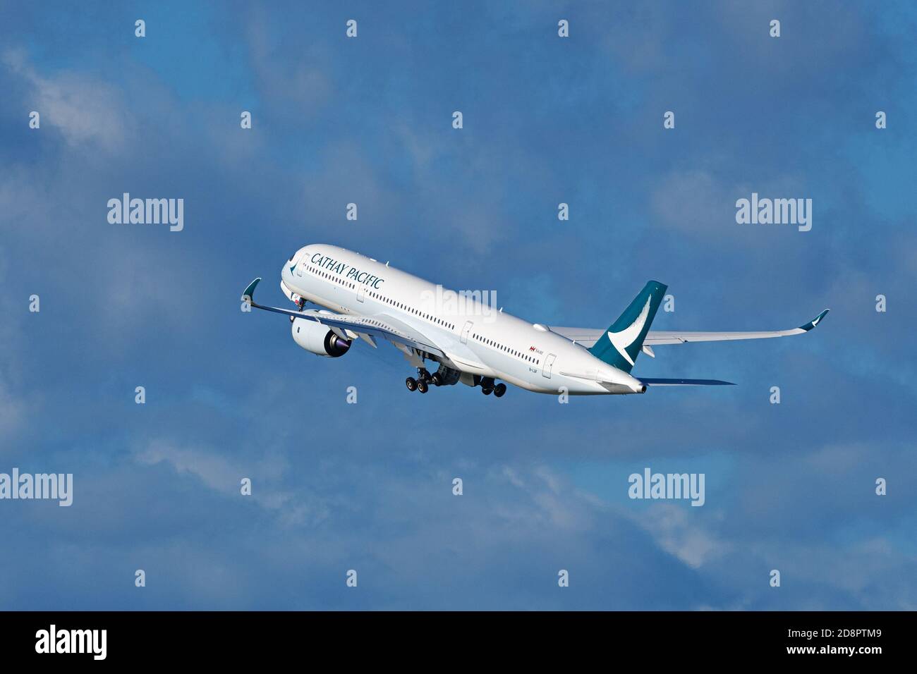 Richmond, British Columbia, Kanada. Oktober 2020. Ein Cathay Pacific Airways Airbus A350-900 Jet (B-LQF), der nach dem Start vom Vancouver International Airport auf einem Flug von Vancouver nach Hongkong in die Luft fliegt. Quelle: Bayne Stanley/ZUMA Wire/Alamy Live News Stockfoto
