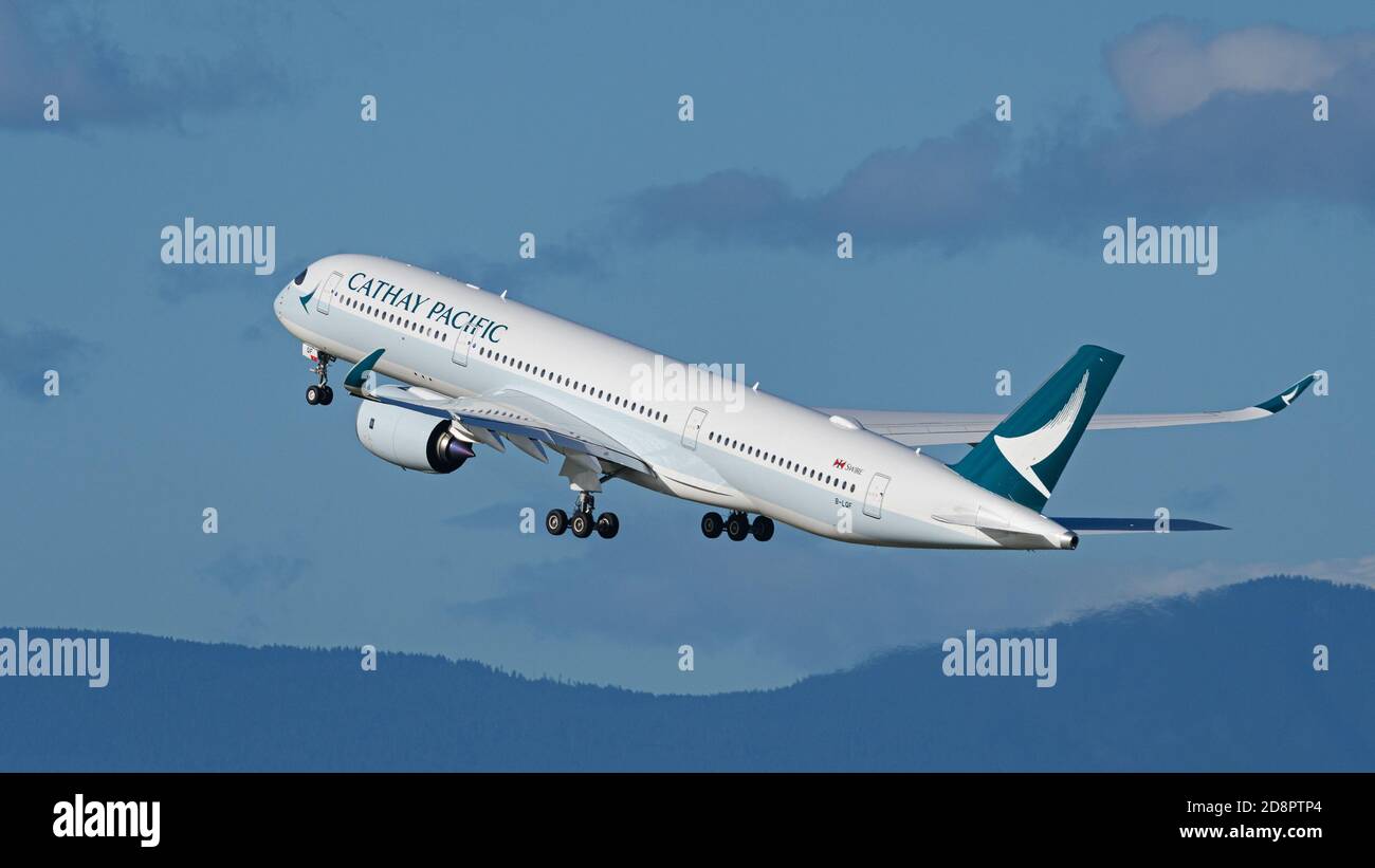 Richmond, British Columbia, Kanada. Oktober 2020. Ein Cathay Pacific Airways Airbus A350-900 Jet (B-LQF), der nach dem Start vom Vancouver International Airport auf einem Flug von Vancouver nach Hongkong in die Luft fliegt. Quelle: Bayne Stanley/ZUMA Wire/Alamy Live News Stockfoto