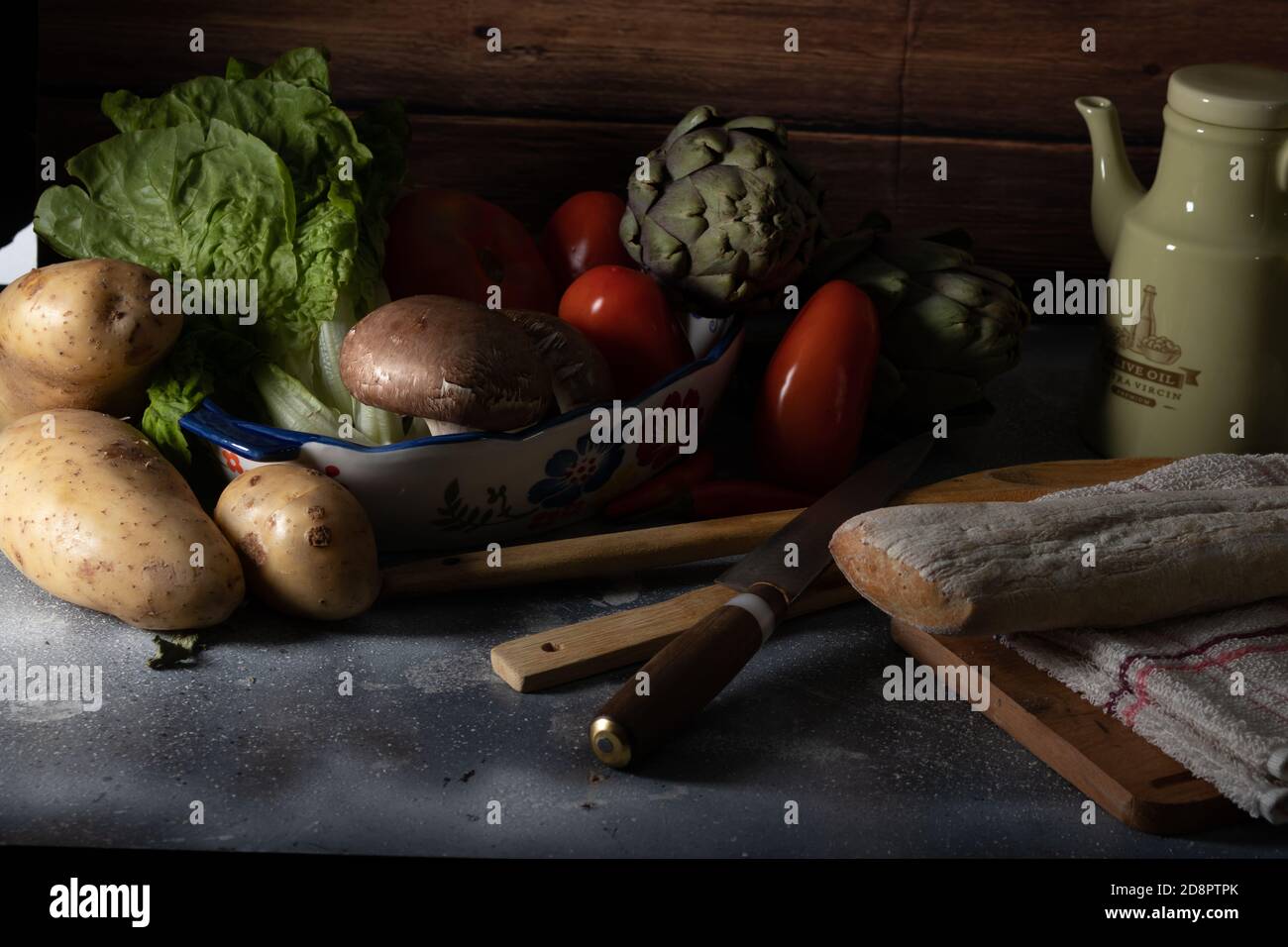 Stillleben dunkle Nahrung mit Gemüse, Pilze, Öl, Brot. Stockfoto