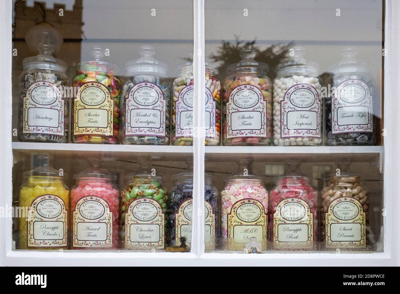 Krüge von Süßigkeiten im Fenster der cotswold Süßwarenfirma. Staw on the Wold, Cotswolds, Gloucestershire, England Stockfoto