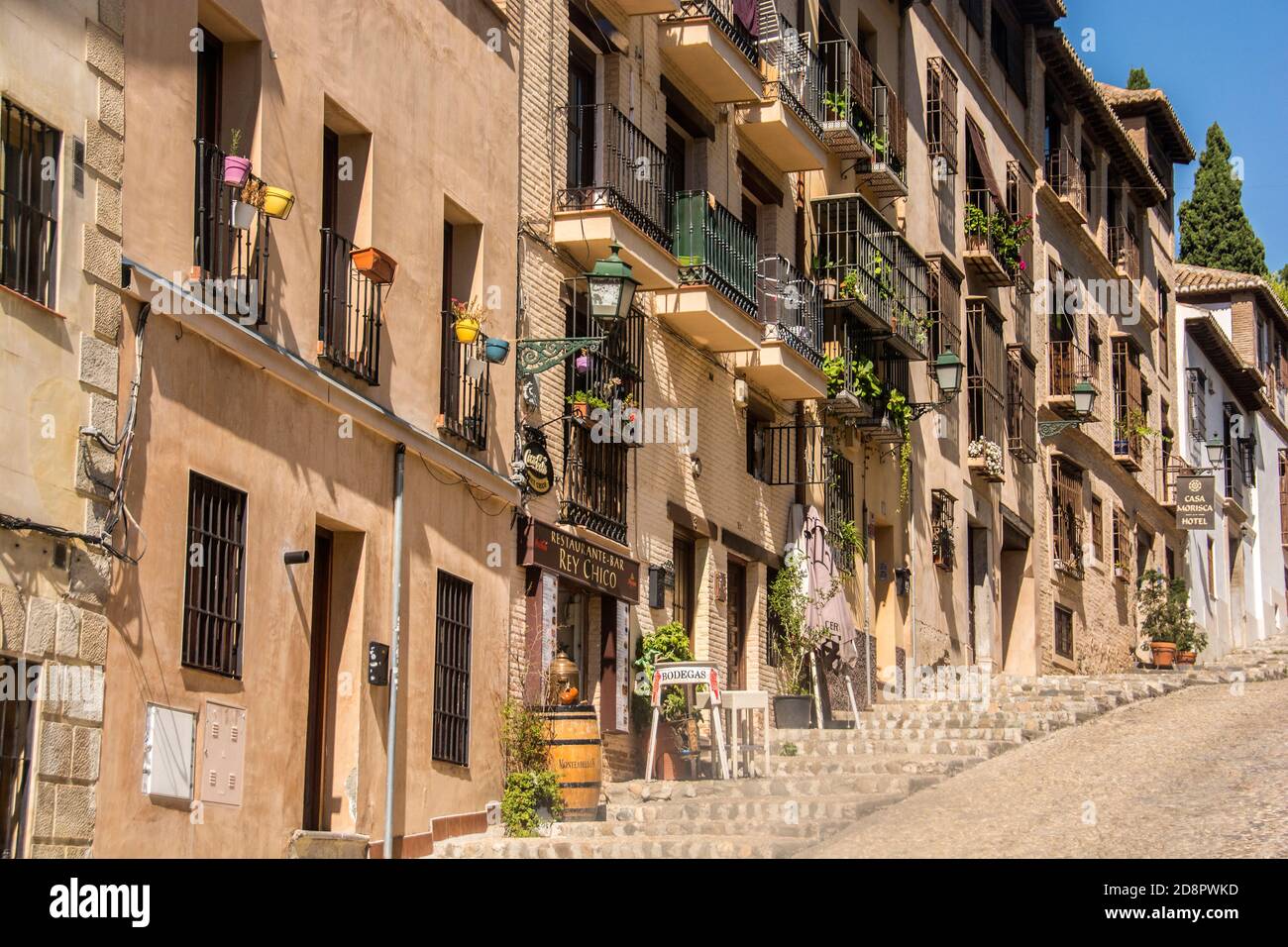 Eine Reihe von Wohnhäusern säumen eine Straße in Granada, Spanien. Stockfoto