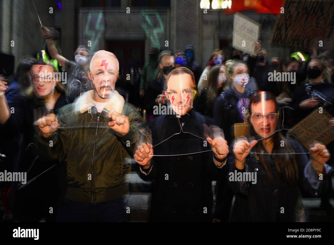 Krakau, Polen. Oktober 2020. Eine Gruppe von Demonstranten in Masken mit Gesichtern führender polnischer Politiker während der Demonstration.das polnische Verfassungsgericht in seiner neuen, Politisch gewähltes Gerichtsgebäude entschied, dass Abtreibung verfassungswidrig ist in Fällen, in denen es eine hohe Wahrscheinlichkeit von schweren und irreversiblen Schäden am Fötus oder eine unheilbare Krankheit, die sein Leben bedroht. Im Falle Polens bedeutet dies fast ein totales Abtreibungsverbot. Als Folge der Entscheidung des Gerichts begannen große Proteste in jeder größeren Stadt in Polen. Fast eine Woche lang blockierten die Polen den Verkehr auf den Straßen Stockfoto