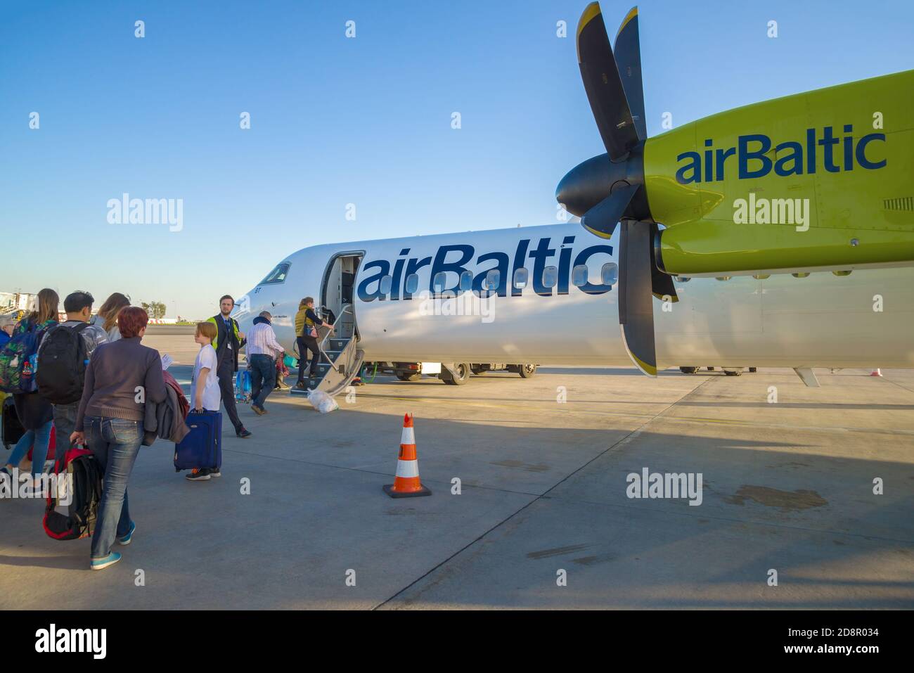 PRAG, TSCHECHISCHE REPUBLIK - 30. APRIL 2018: Passagiere, die am Flughafen Vaclav Havel an Bord der Bombardier DHC-8-Q400 NextGen von Air Baltic gehen Stockfoto