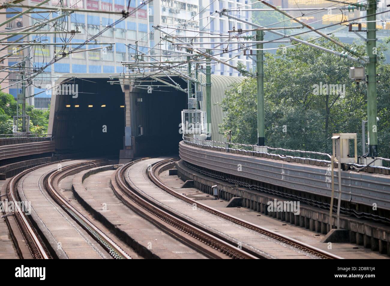 Abschnitt der erhöhten Schienenbahn und akustische Einhausung auf der Tsuen Wan Line des MTR-Systems, Hongkong Stockfoto