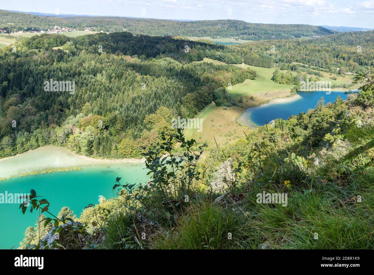 Draufsicht auf die 4 Seen des Dorfes Frasnois, Jura, Frankreich Stockfoto