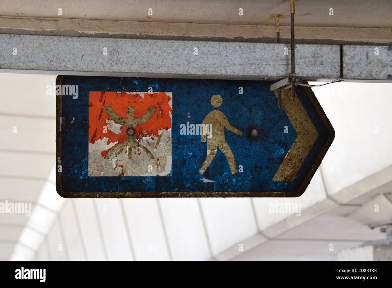 Altes Wegweiser, das den Weg zum Bahnhof Kwai hing anzeigt Des MTR-Systems in Hongkong Stockfoto