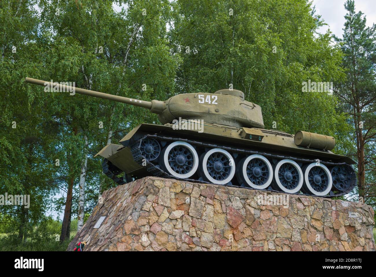 STARAYA RUSSA, RUSSLAND - 04. JULI 2020: Sowjetischer Panzer T-34-85 Nahaufnahme. Denkmal zu Ehren der Befreiung Staraja Russas von den deutschen Invasoren in Worl Stockfoto