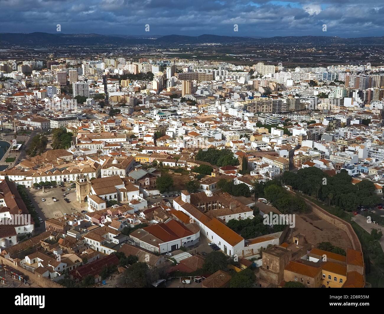 Luftaufnahme des Stadtbildes von Faro an der Algarve Küste in Portugal von einem Flugzeug aus gesehen Stockfoto