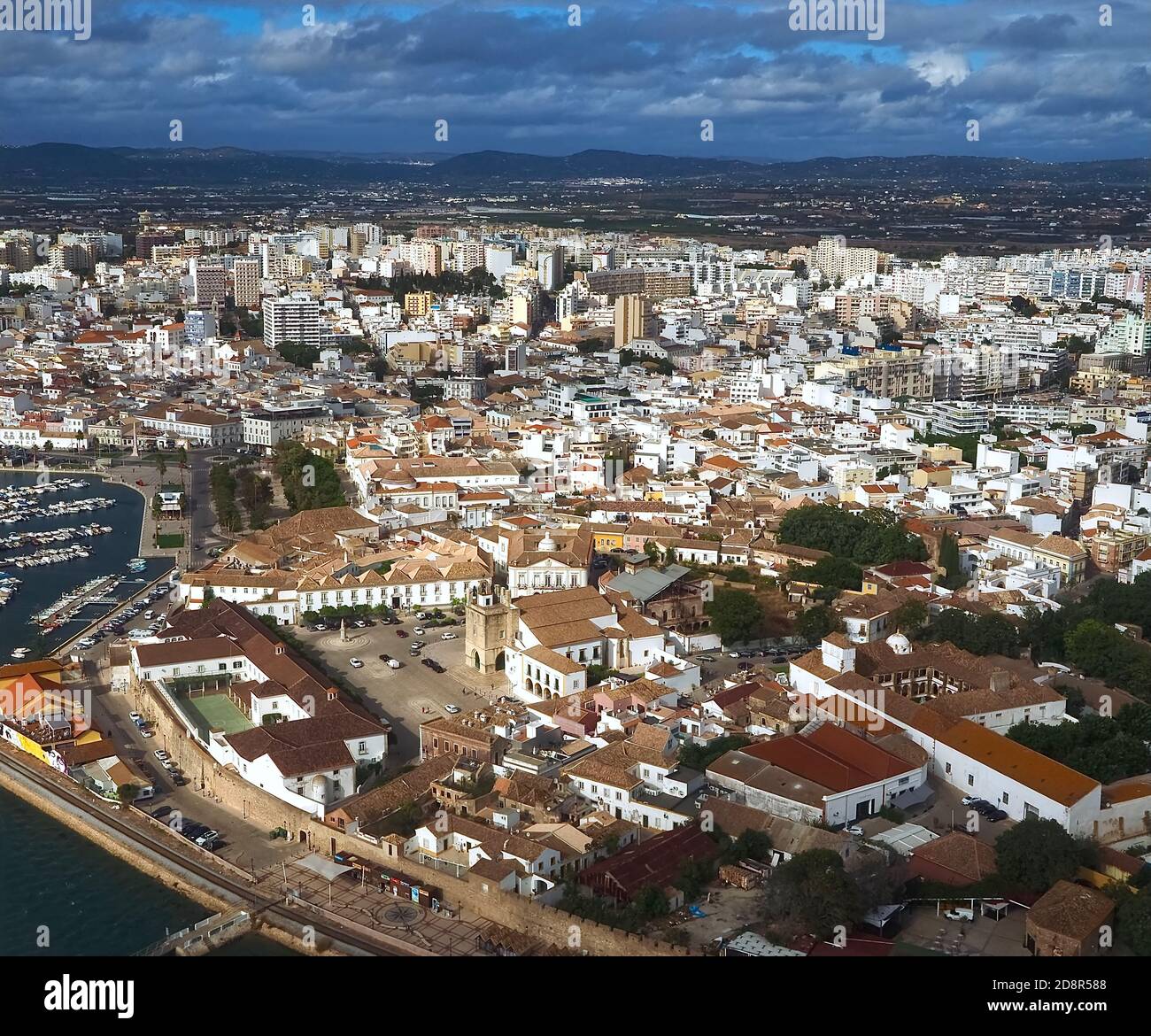 Luftaufnahme des Stadtbildes von Faro an der Algarve Küste in Portugal von einem Flugzeug aus gesehen Stockfoto