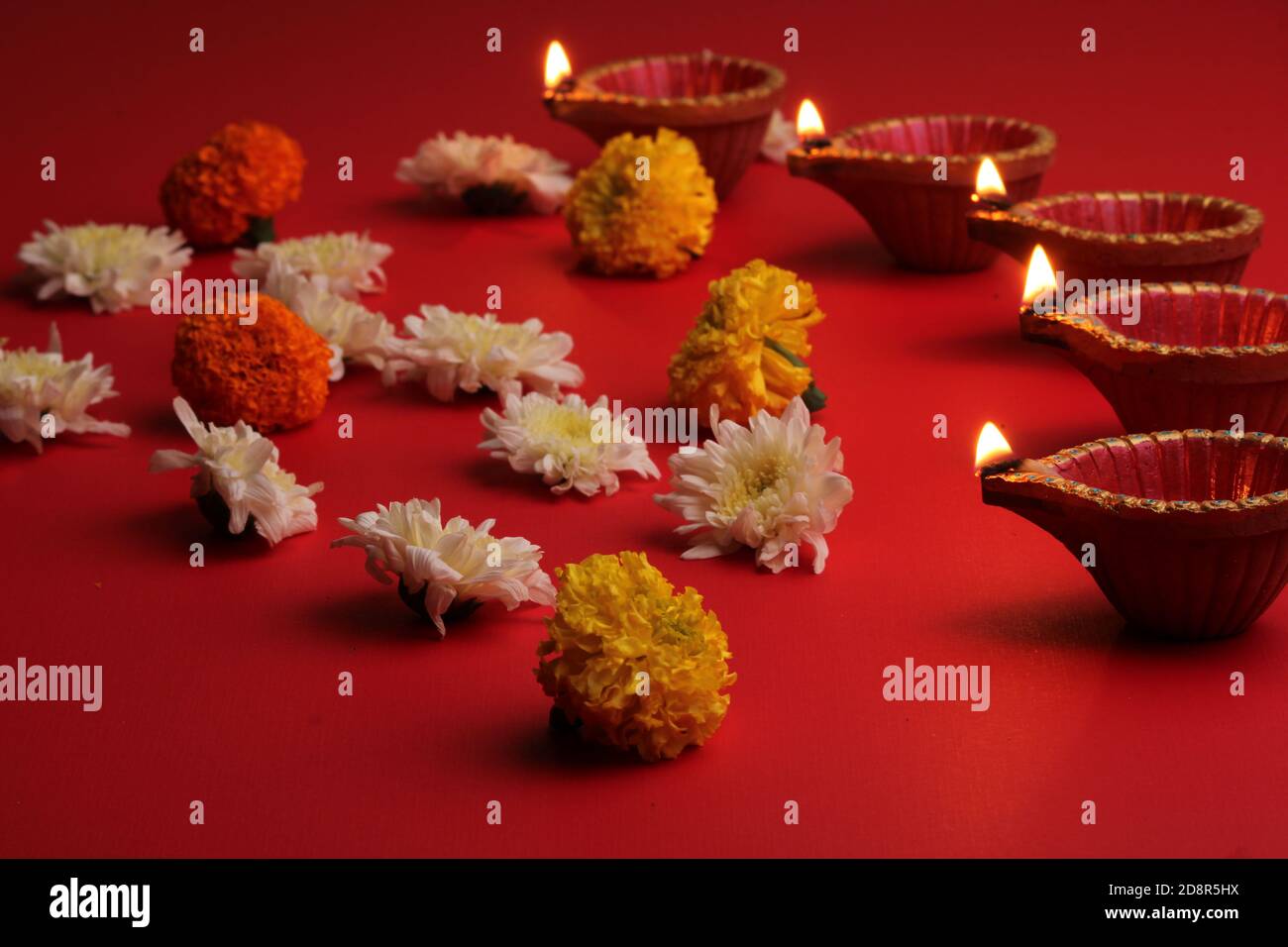 diya Lampen beleuchtet während diwali Feier mit Blumen Stockfoto