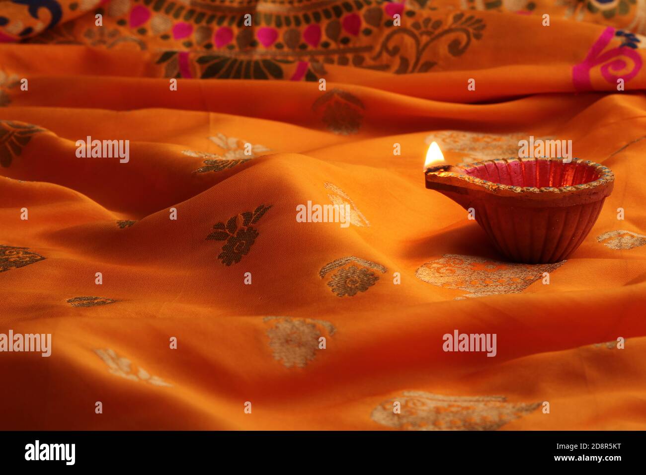 diwali diya oder Tonlampe über Seidentuch gelegt. Stockfoto
