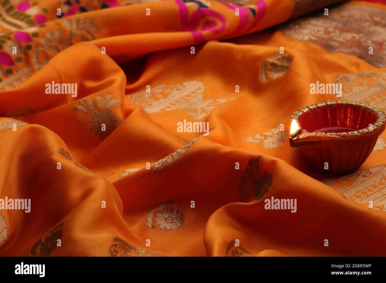 diwali diya oder Tonlampe über Seidentuch gelegt. Stockfoto