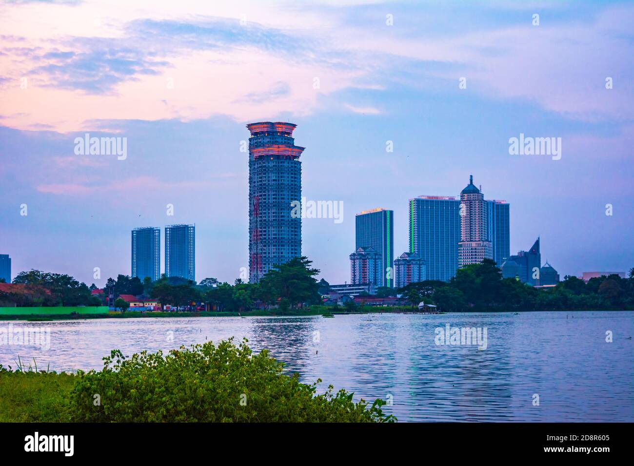 Tangerang, Indonesien - 14. April 2019: Blick auf den Kelapa Dua See im Vordergrund und auf die Gebäude des Lippo Karawaci Bezirks im Hintergrund. Aufgenommen Stockfoto