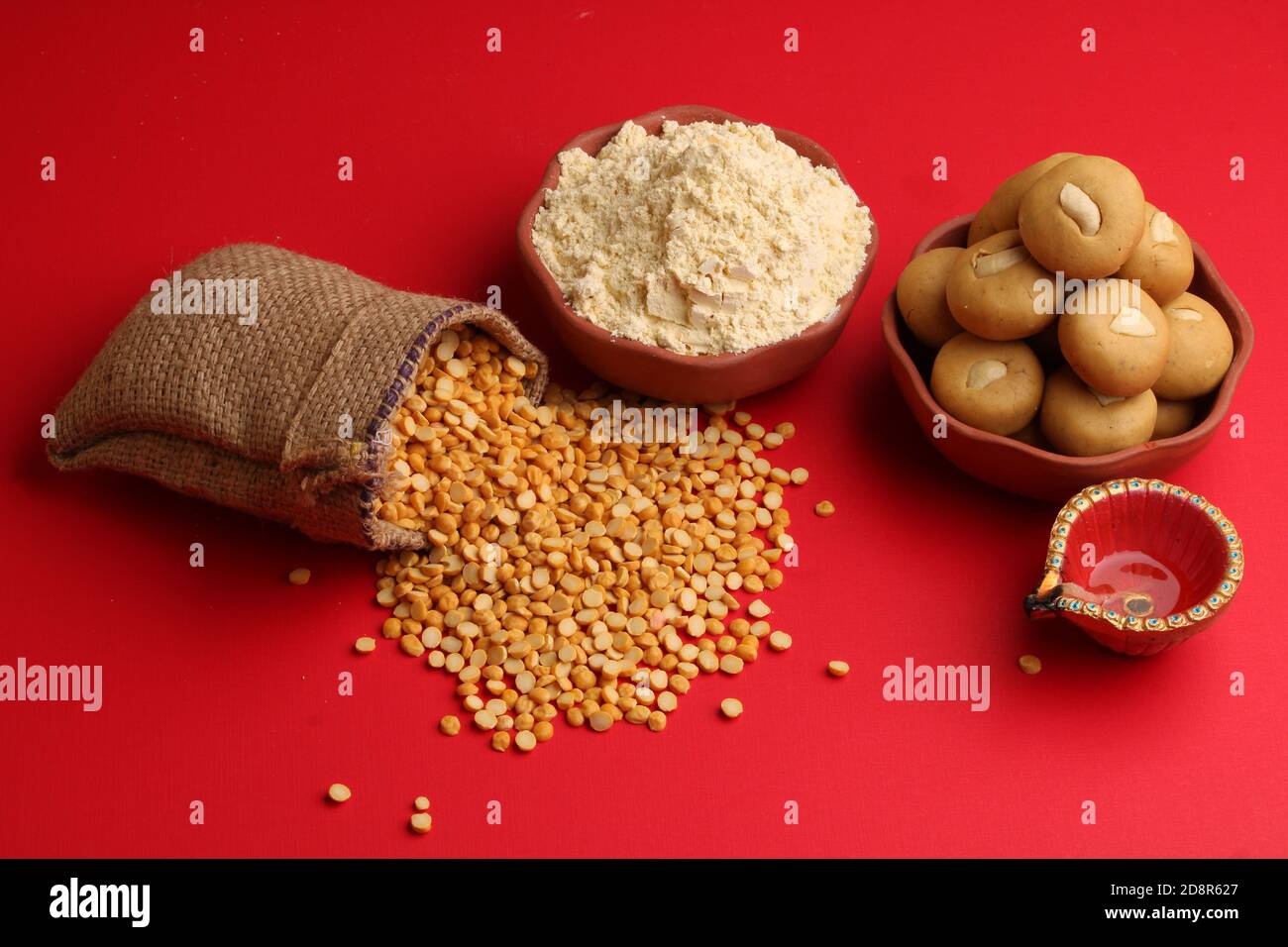 In Schüssel Besan süß Laddu oder Laddoo zusammen mit Chick Erbsenmehl oder Pulver und Split Bengal Gramm Linsen. Stockfoto