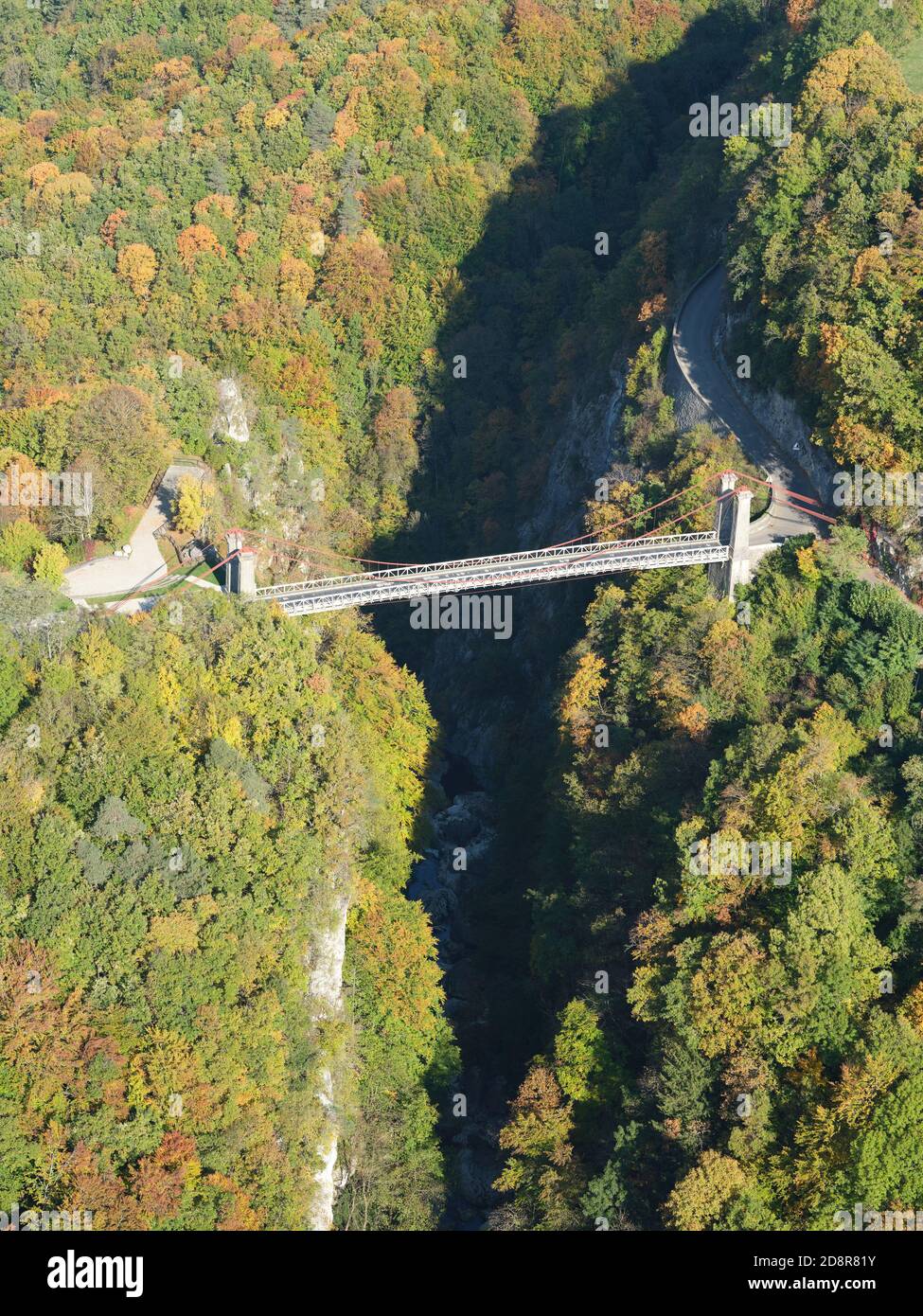 LUFTAUFNAHME. Die historische Pont de l'Abîme (Brücke des Abgrunds) wurde 1887 erbaut und liegt 96 Meter über dem Fluss Chéran. Gruffy, Haute-Savoie, Frankreich. Stockfoto