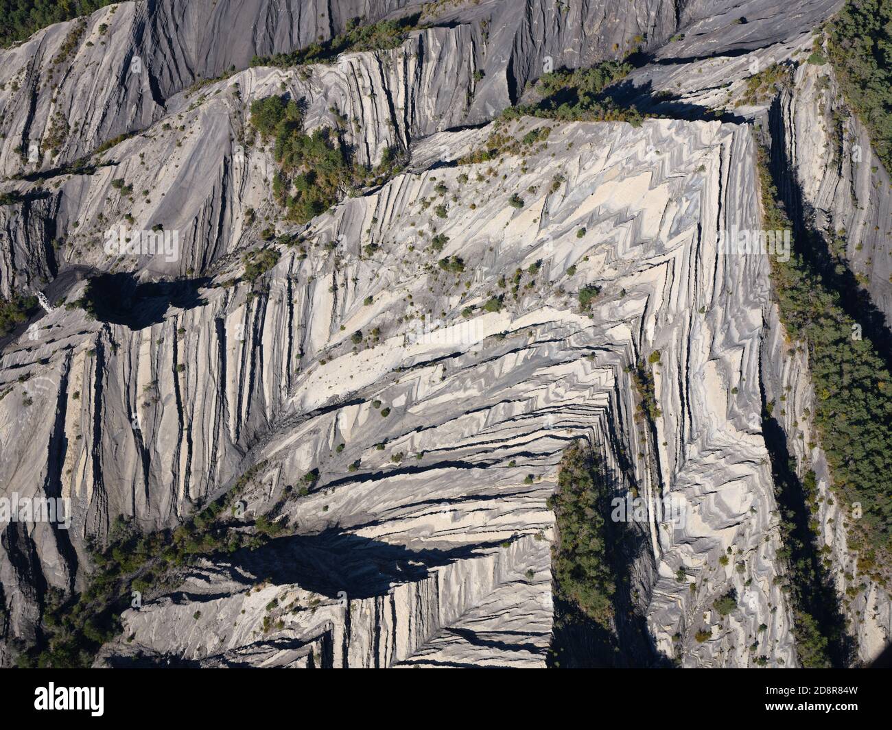 LUFTAUFNAHME. Geologische Neugier von Schichten mit wechselnden Schichten aus weißem Kalkstein und grauem Mergel. Prads-Haute-Bléone, Südalpen, Frankreich. Stockfoto