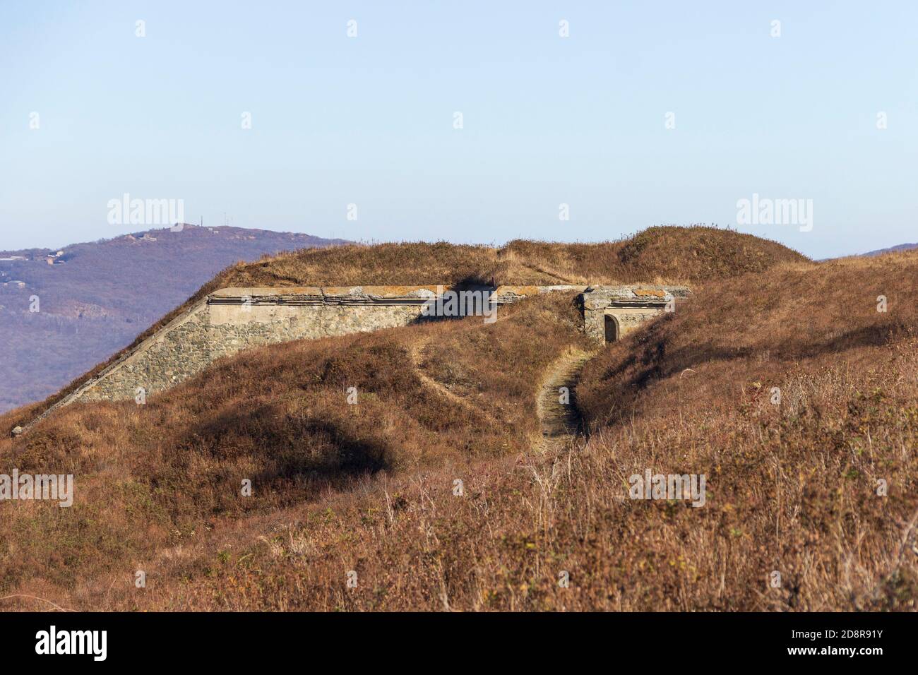 Verlassene Befestigungsanlagen der Murawjow-Amursky Festung auf dem Berg Cholodilnik. Es ist Teil der Wladiwostok Festung, gebaut am Ende des 19. Stockfoto