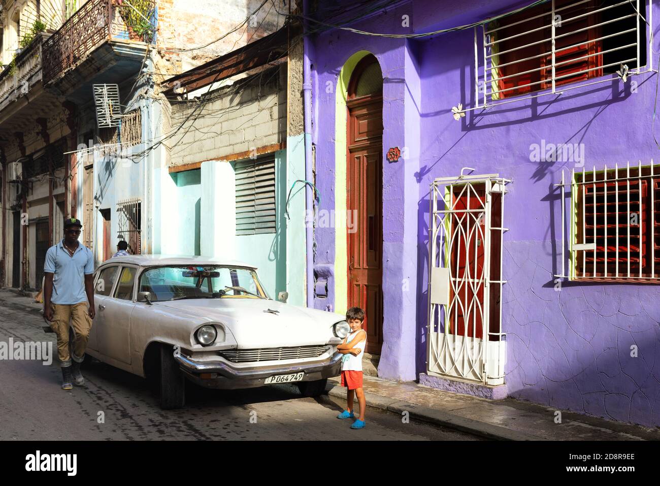 Straßenszene in Havanna Vieja, Kuba. Architektur, Menschen und amerikanische Oldtimer. Stockfoto