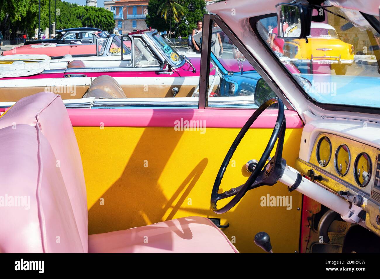 Innenansicht eines farbenfrohen amerikanischen Oldtimers, das auf einer Straße in Havanna, Kuba, geparkt ist. Taxi Kubas. Stockfoto