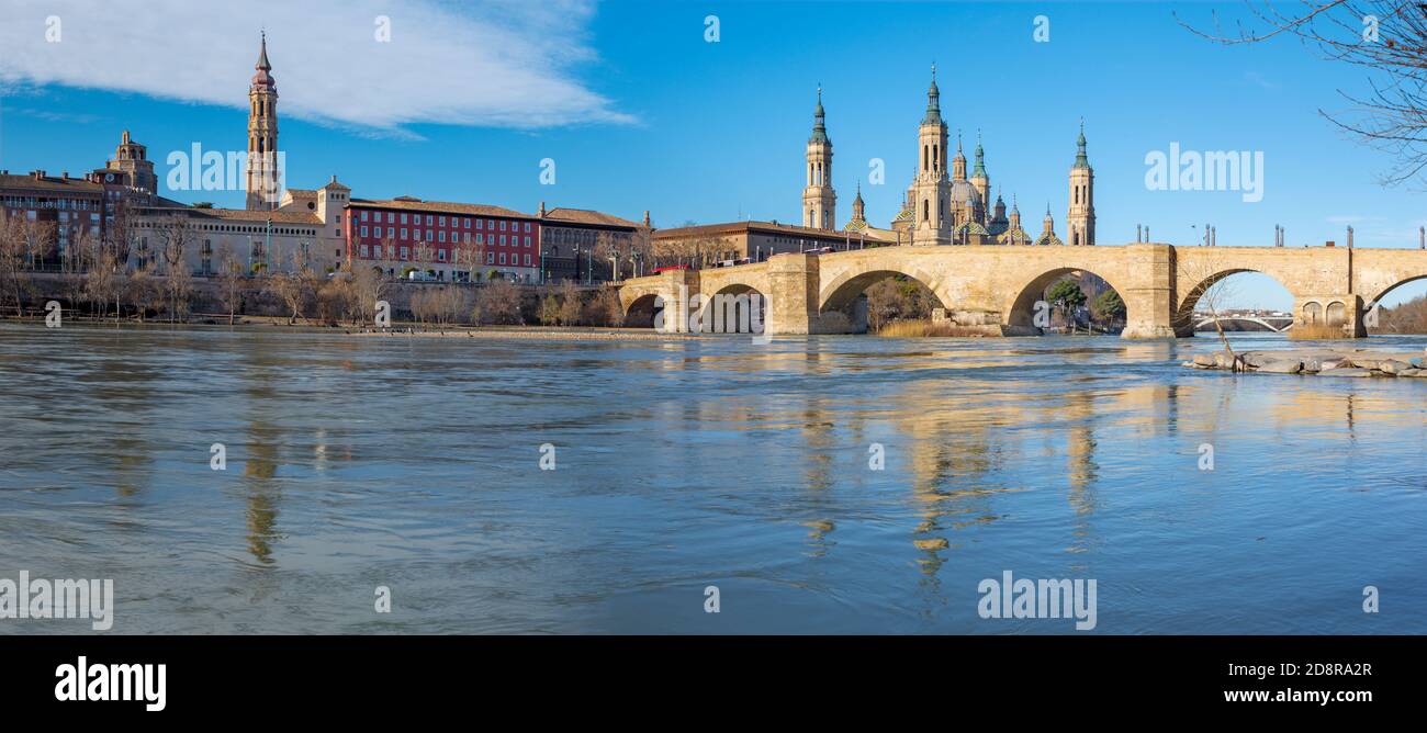 Zaragoza - das Panorama der Brücke Puente de Piedra und Basilika del Pilar im Morgenlicht. Stockfoto