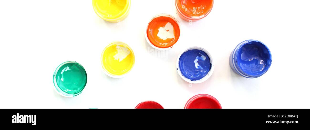 Offene Gouache-Gläser auf weißem Hintergrund, flache Lay-Komposition, Draufsicht.Copy space.Flat Lay-Komposition mit Gouache-Farben und Pinsel.Werbung Stockfoto