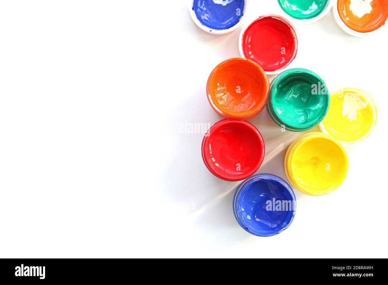 Offene Gouache-Gläser auf weißem Hintergrund, flache Lay-Komposition, Draufsicht.Copy space.Flat Lay-Komposition mit Gouache-Farben und Pinsel.Werbung Stockfoto