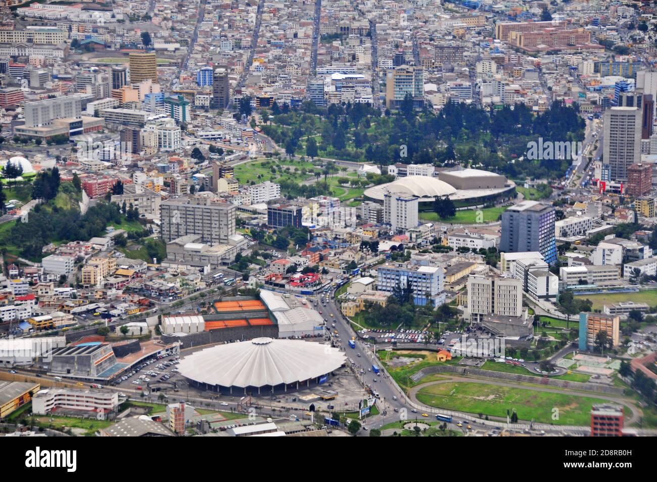 Luftaufnahme der Stadt Quito und dem Kolosseum General Rumiñahui, Ecuador Stockfoto