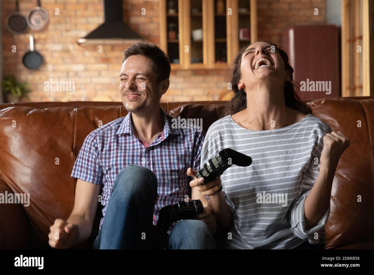Aufgeregt Paar haben Spaß spielen Videospiel zu Hause Stockfoto