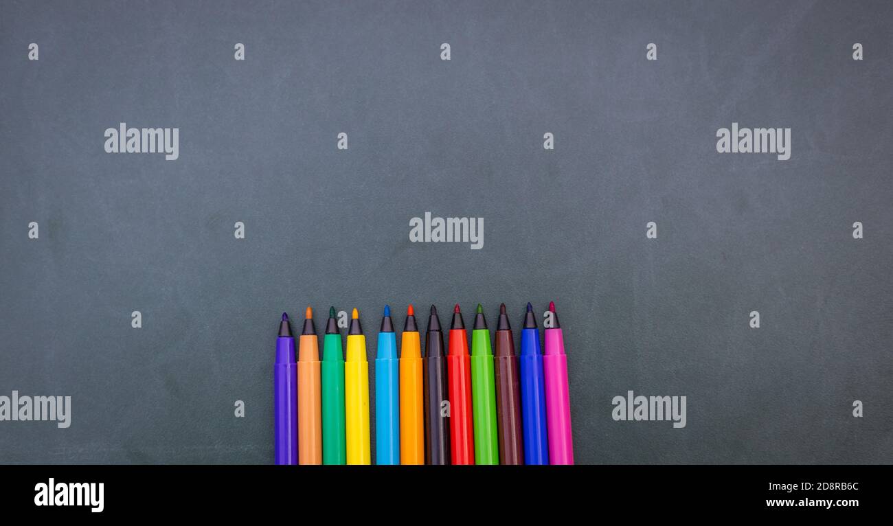 Farbenfroher Skizzenstift auf einem grünen Brett in der Schule mit Copyspace. Stockfoto