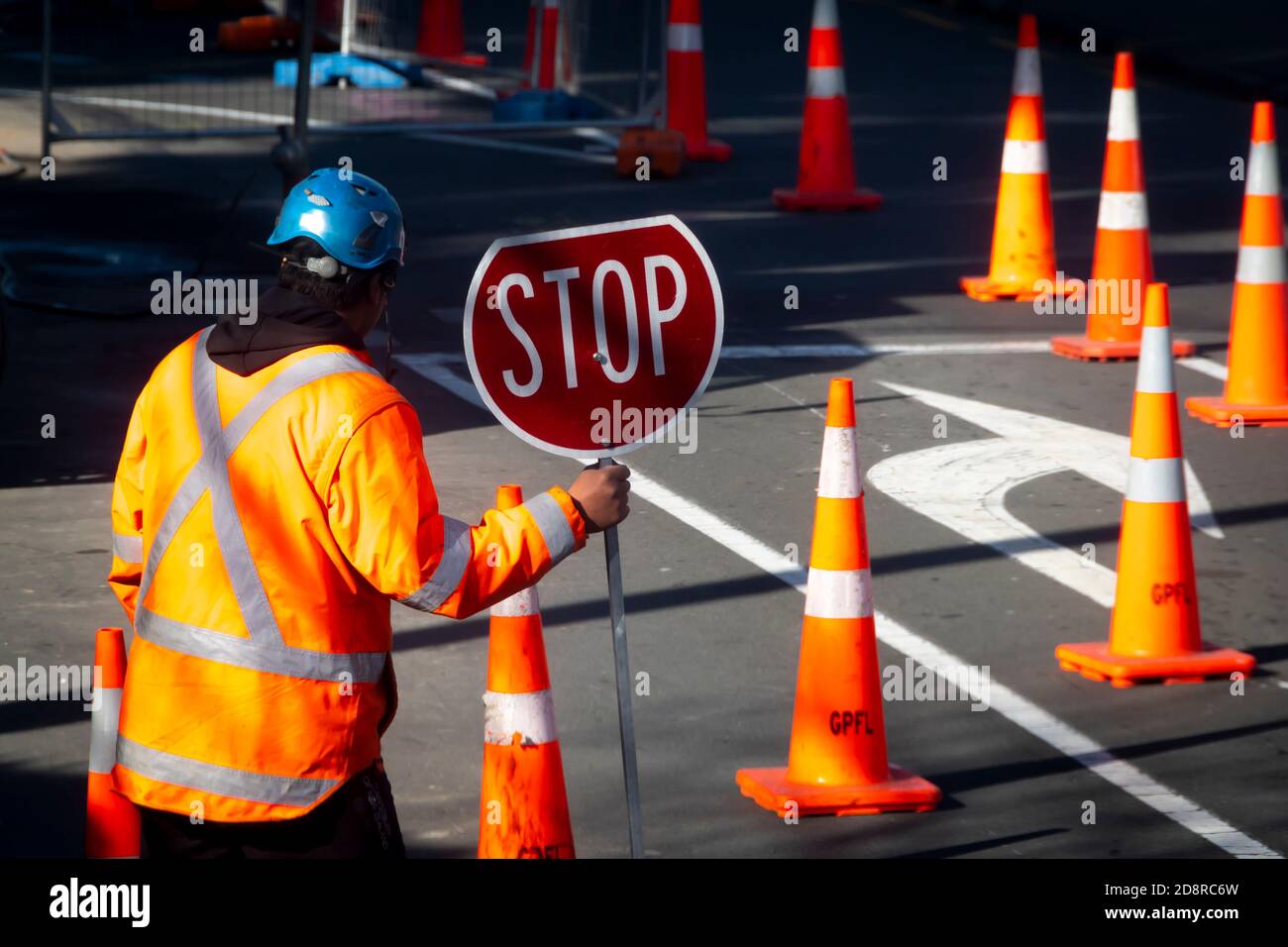 Verkehrskontrolle bei Straßenbauarbeiten, Tasman Street, Newtown, Wellington, North Island, Neuseeland Stockfoto