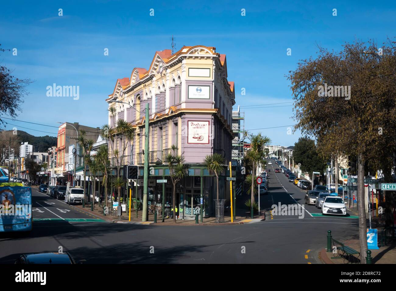 Geschäfte und schmales Gebäude zwischen Riddiford Street und Rintoul Street, Newtown, Wellington, North Island, Neuseeland Stockfoto