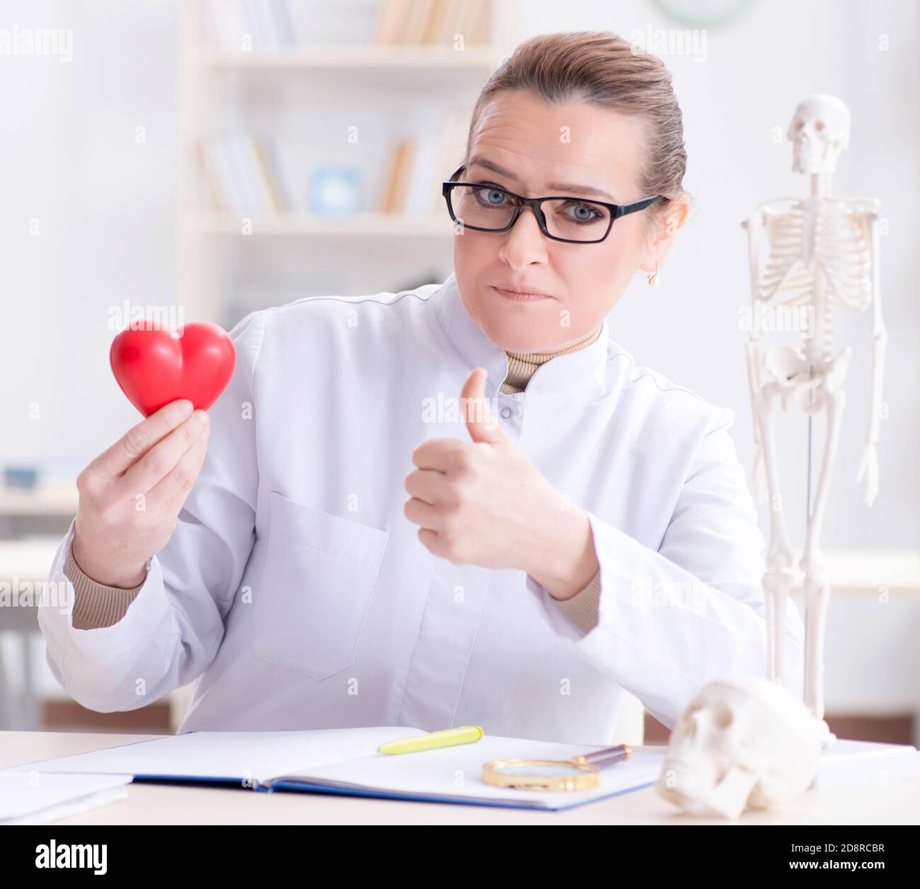 Der Kardiologe mit rotem Herz im medizinischen Konzept Stockfoto