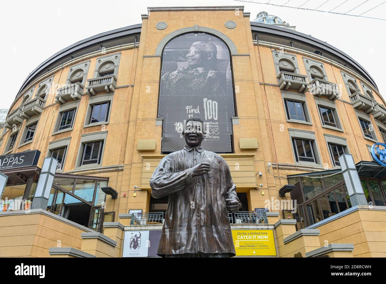 Die Statue von Nelson Mandela, am Nelson Mandela Square, Sandton City, Johannesburg, Südafrika Stockfoto