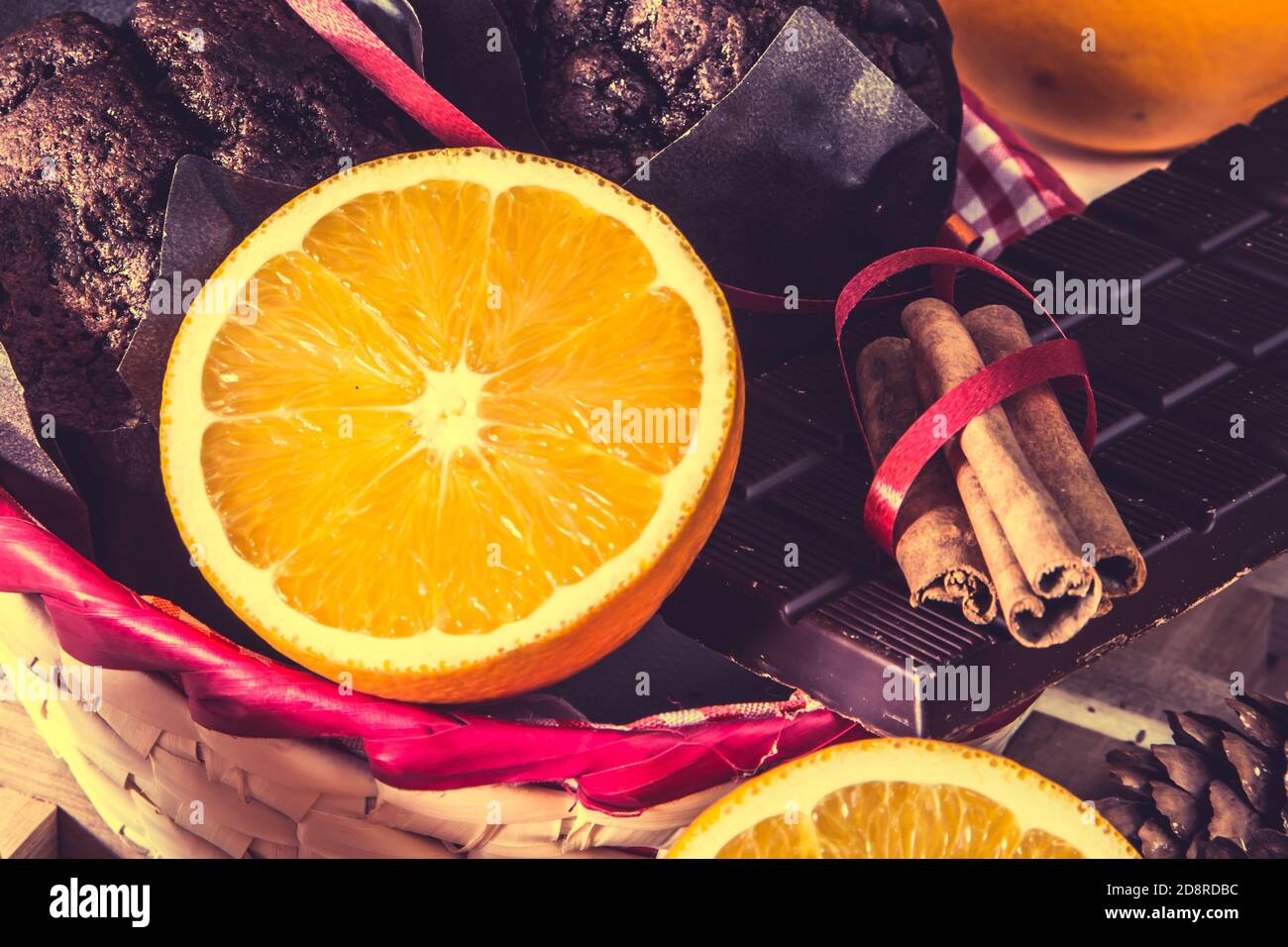 Süße Muffins und Orange für Weihnachten im Korb retro Foto stylen Stockfoto