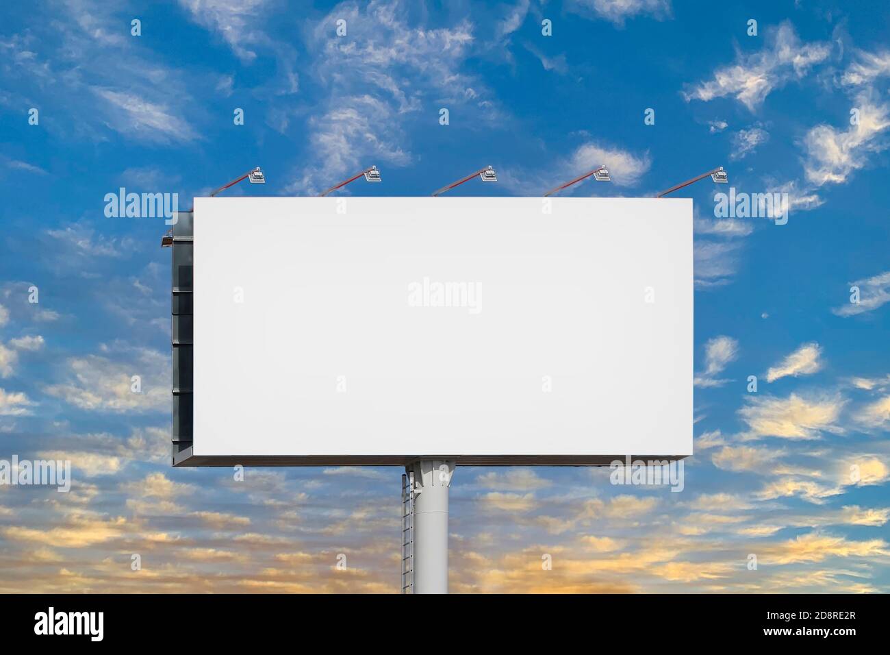 Leeren Reklametafel für Werbung, gegen blauen Himmel Stockfoto