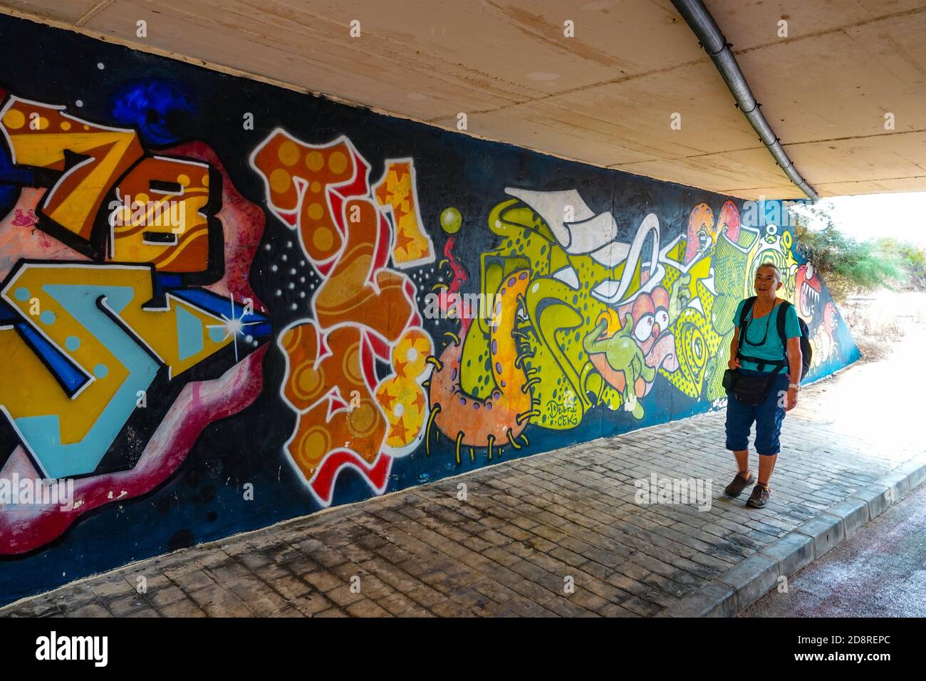 Einfarbige Hündin in Unterführung mit bunten Graffiti, La Mata, Torrevieja, Costa Blanca, Spanien, Winter, Wintersonne, Reiseziel Stockfoto