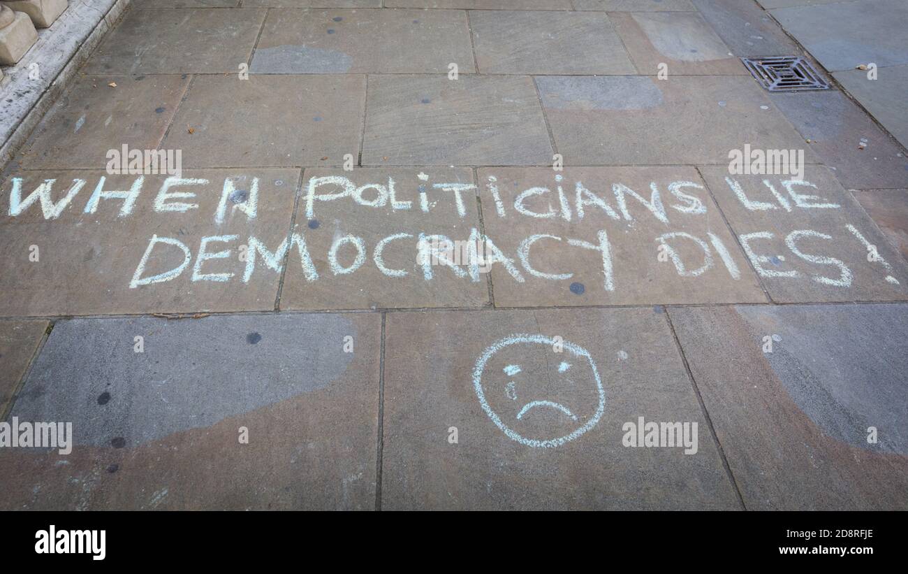 'Wenn Polizisten Lüge Demokratie stirbt', Kreidepflaster schreiben, Whitehall, Westminster, London, Großbritannien Stockfoto