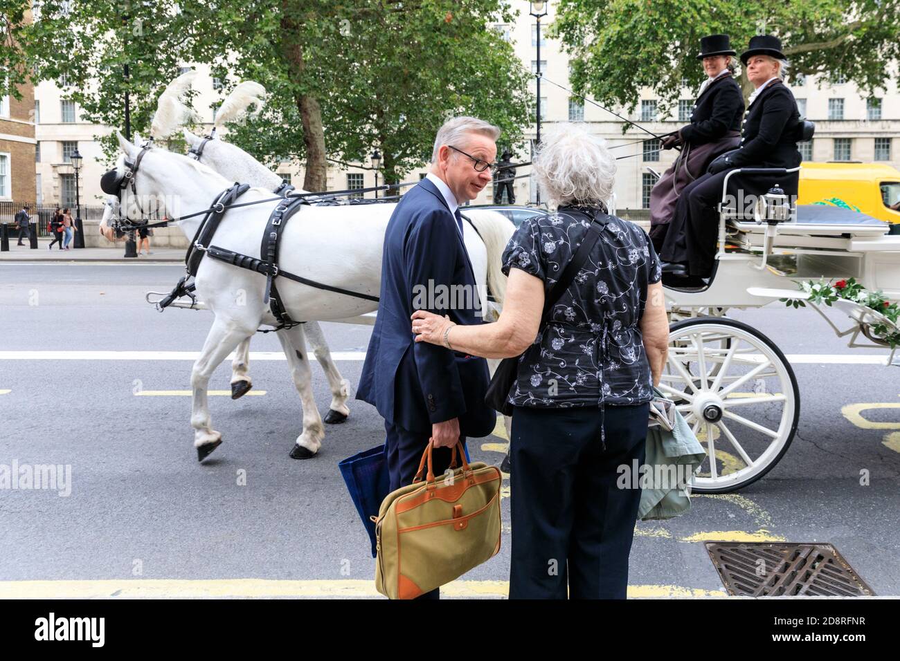 Michael Gove MP, Politiker der britischen Konservativen Partei, Minister für das Kabinett, mit Bekannten, Westminster, London Stockfoto