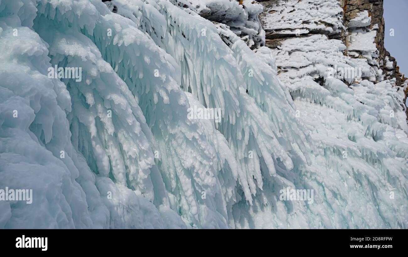 Gefrorenes Wasser spritzt die Insel Olchon auf dem Baikalsee Stockfotografie - Alamy