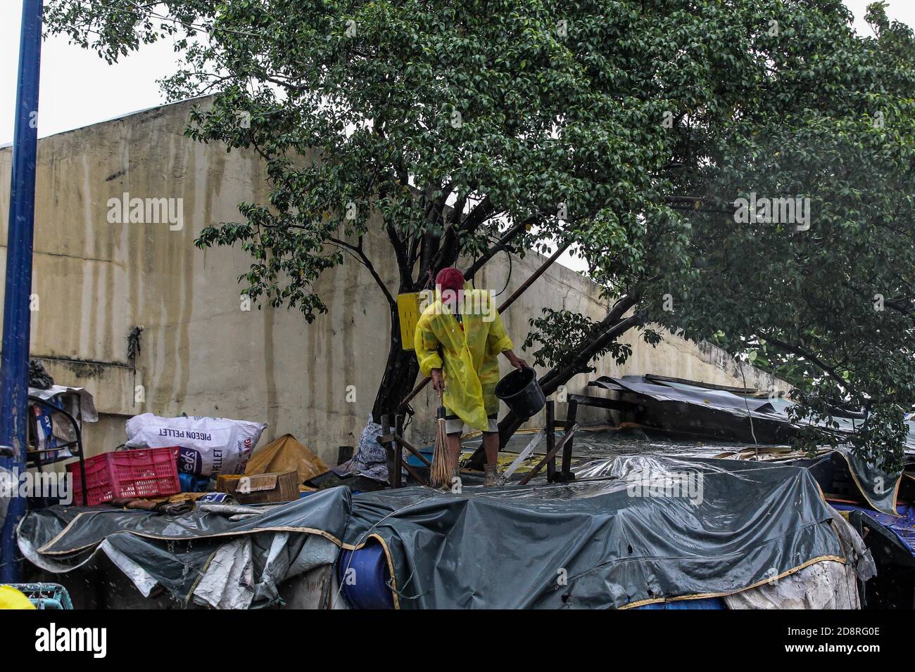 Manila, Philippinen. November 2020. Am 1. November 2020 löscht ein Bewohner Trümmer aufgrund der starken Regenfälle und starken Winde aus dem Taifun Goni in einem Küstengebiet in Manila, Philippinen. Zwischen 19 und 31 Millionen Menschen auf den Philippinen, etwa ein Viertel der Bevölkerung des Landes, könnten von Super Typhoon Goni betroffen sein, sagte die Katastrophenhilfe des Landes am Sonntag. Quelle: Rouelle Umali/Xinhua/Alamy Live News Stockfoto