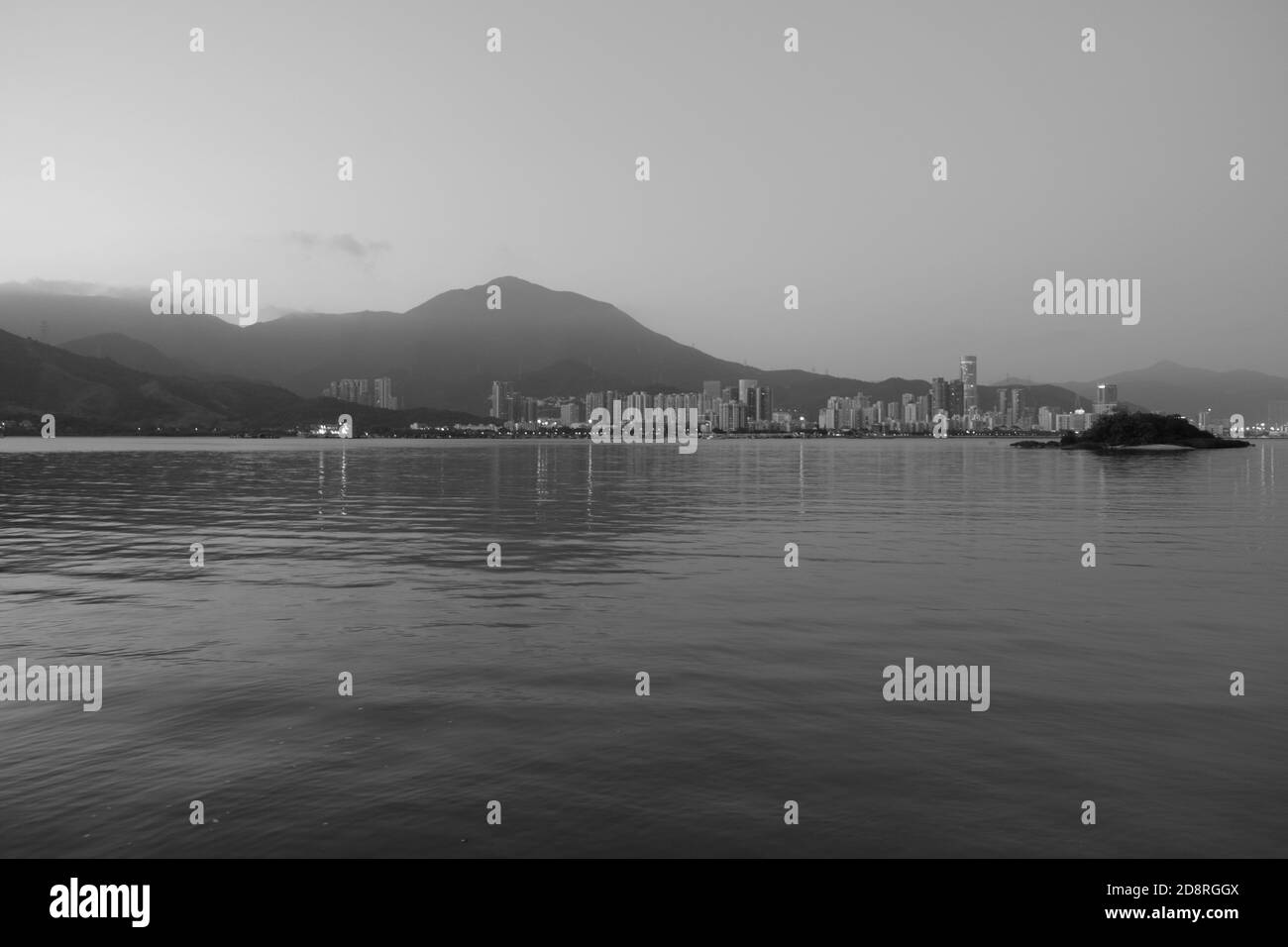 Schwarz und Weiß, BW, Schwarz Weiß, Insel, Shekou Hafen, Port She Kou, Stadtansicht von Shenzhen von HK, Wasser, friedlich, Horizontal, Stockfoto