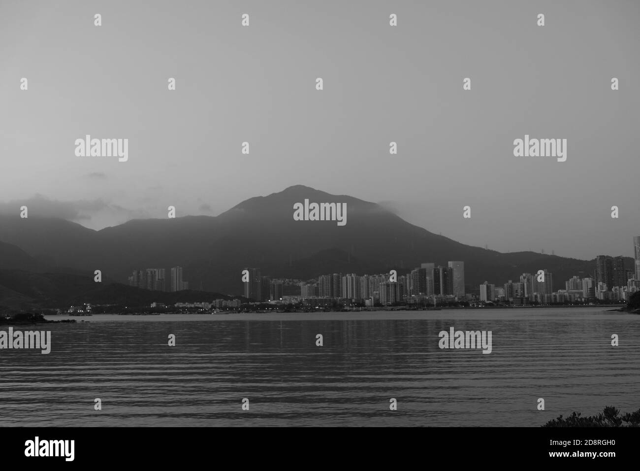 Schwarz und Weiß, BW, Schwarz Weiß, Shekou Port, Port She Kou, Stadtansicht von Shenzhen von HK, Wasser, friedlich, Horizontal, Stockfoto