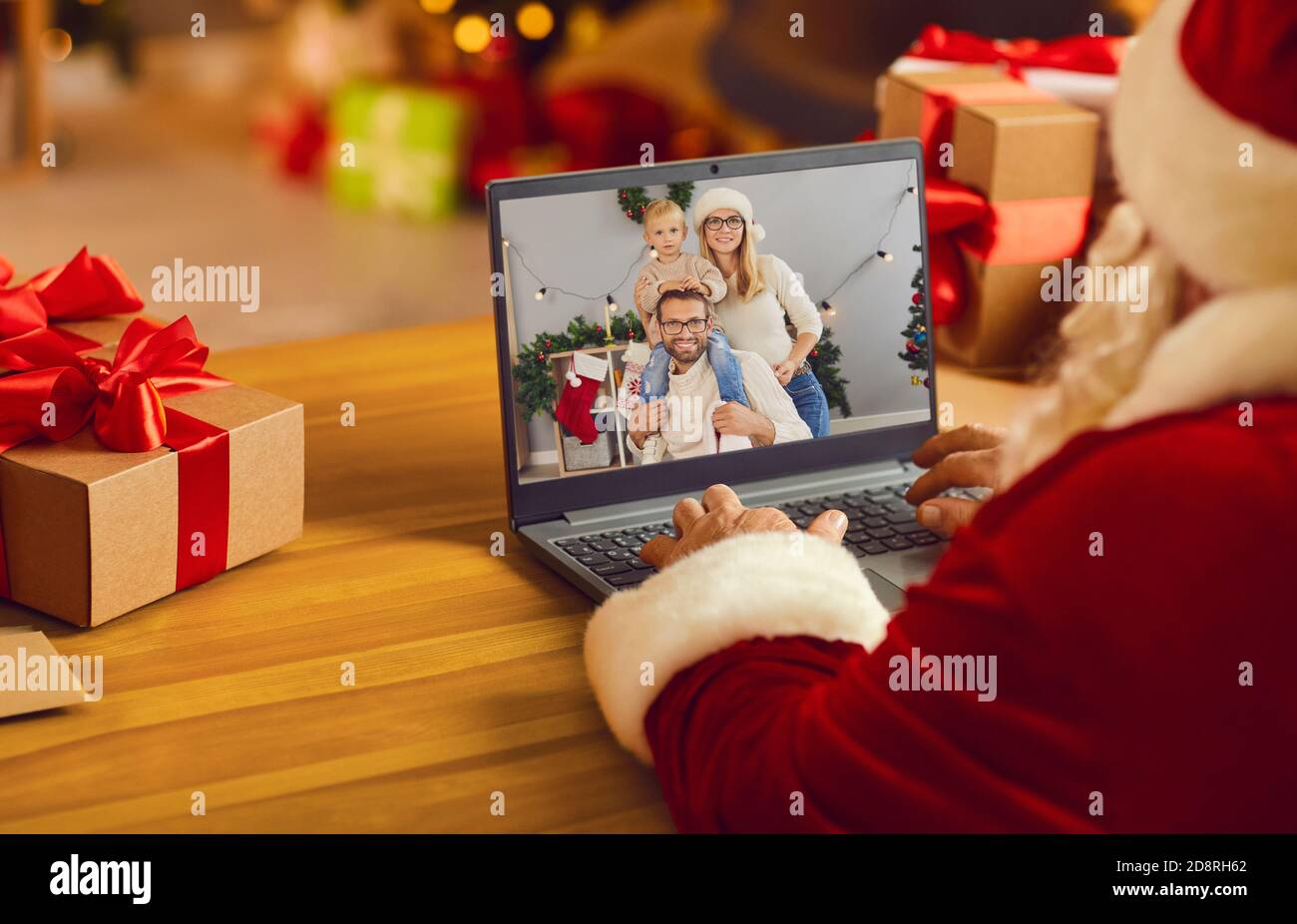 Santa Claus in seinem Workshop Video ruft junge Familie mit Moderner Laptop-Computer Stockfoto