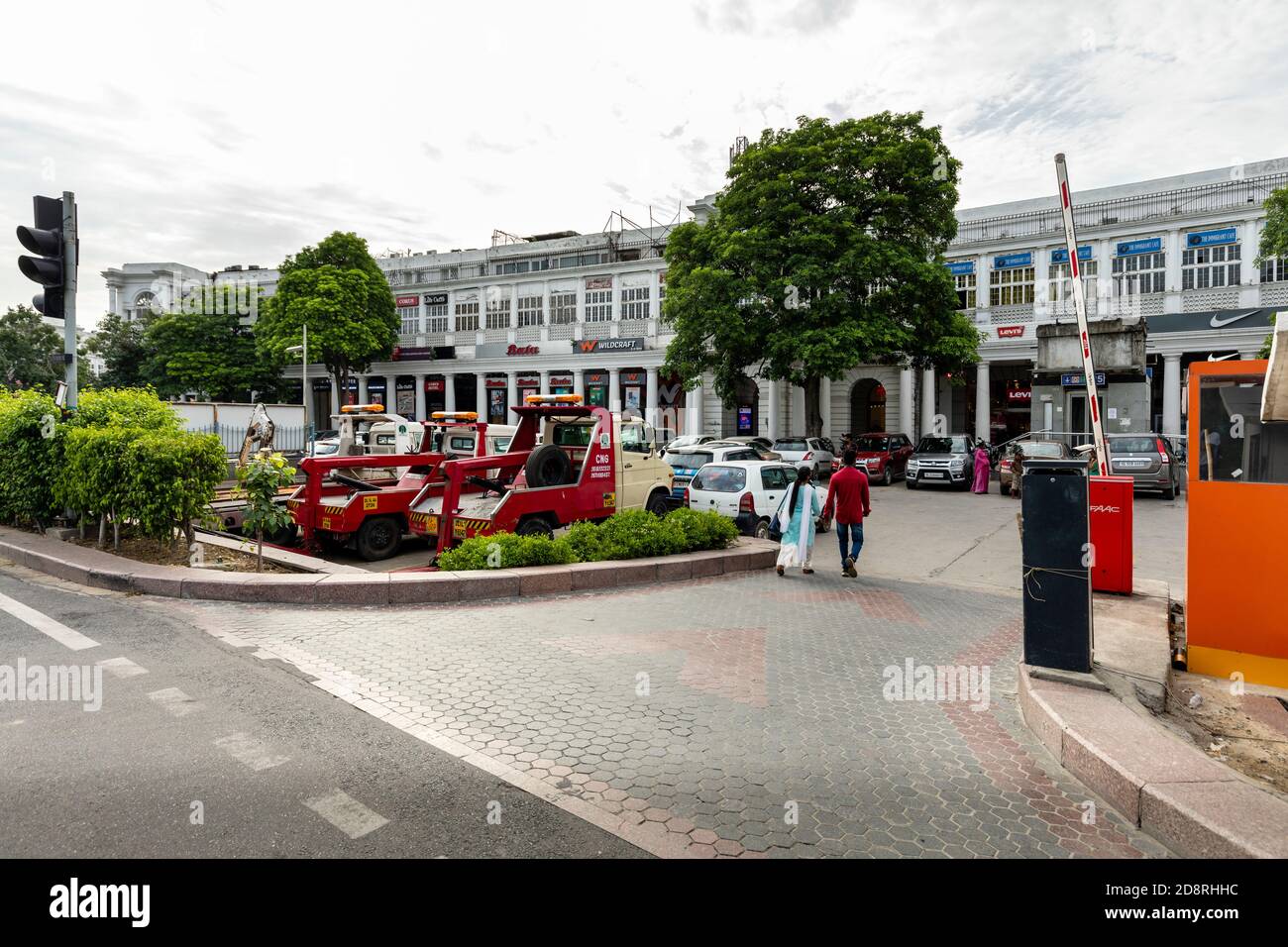 Blick auf Fahrzeuge auf Parkplatz am Connaught Platz in Zentral-Delhi, städtische Infrastruktur und Entwicklung. Stockfoto