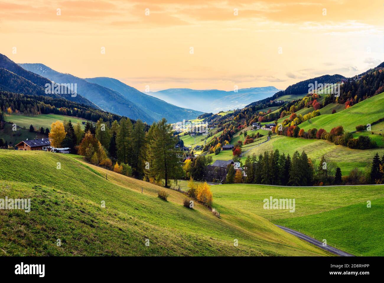 Funes Valley, Trentino, Italien. Herbstlandschaft mit Herbstfarben. Stockfoto