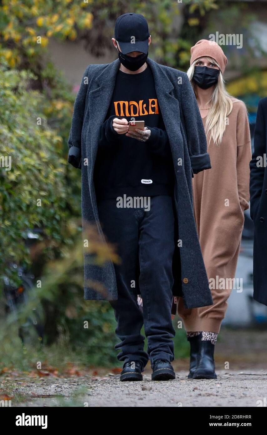 Berlin, Deutschland. Oktober 2020. Bill Kaulitz und Heidi Klum kommen aus Berghain, nachdem sie die Ausstellung 'Studio Berlin' besucht haben. Quelle: dpa/Alamy Live News Stockfoto