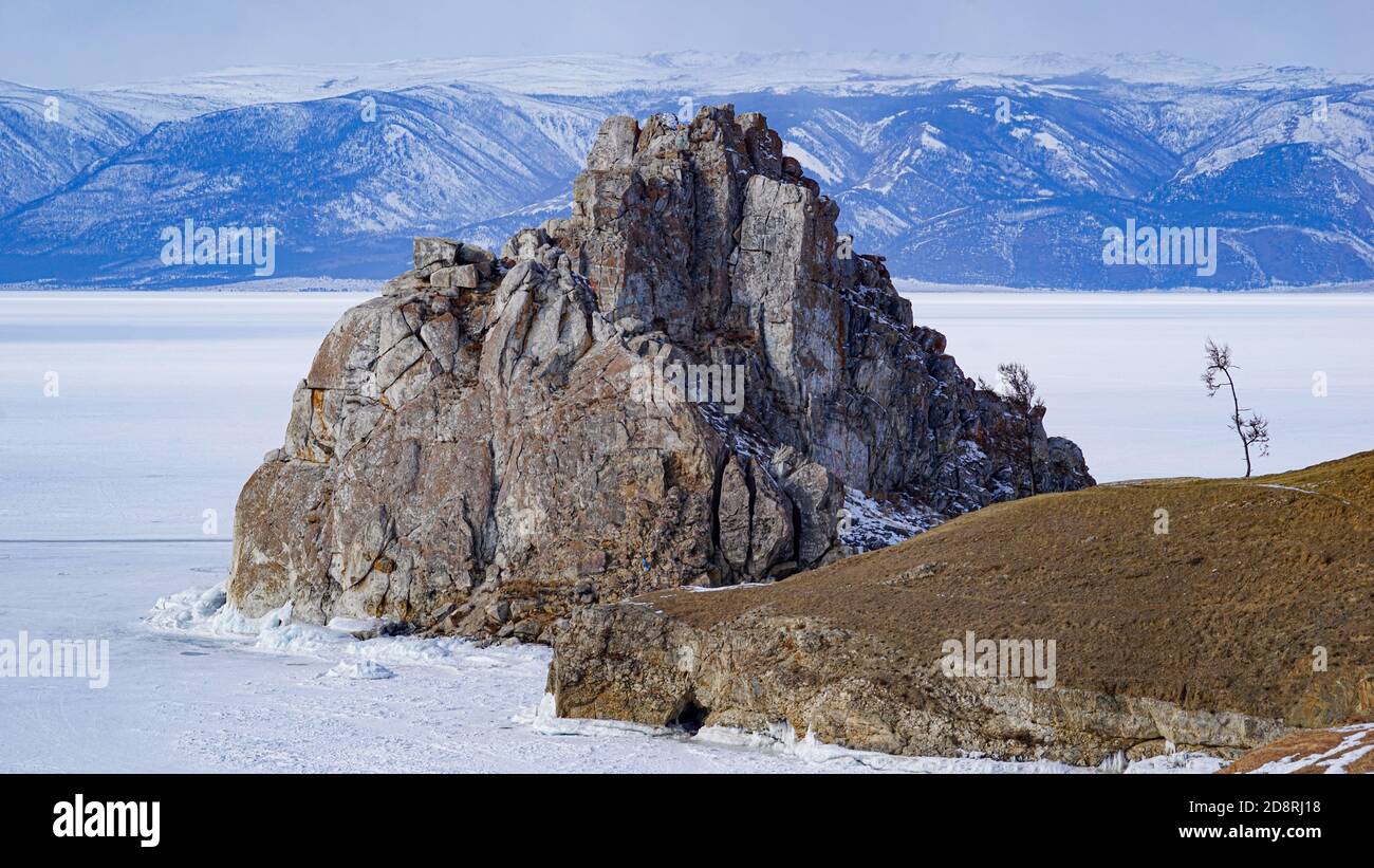 Shamanka Felsen im Winter, Baikalsee, Russland Stockfoto